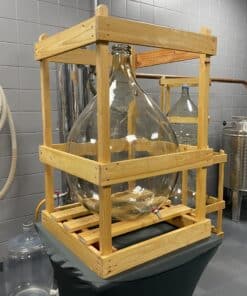 Glazen ballonnen en mandflessen